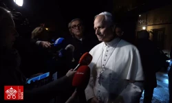 El Papa León XIV responde preguntas de los periodistas al salir de la residencia pontificia de Castel Gandolfo, este martes 18 de noviembre.