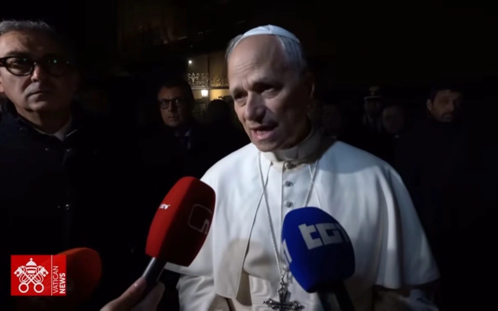 El Papa León XIV habla con los periodistas en el exterior de Castel Gandolfo, el martes 18 de noviembre de 2025.?w=200&h=150