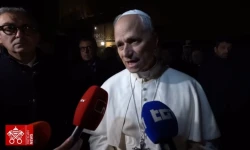 El Papa León XIV habla con los periodistas en el exterior de Castel Gandolfo, el martes 18 de noviembre de 2025.