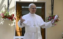 El Papa León sonríe mientras llega para una visita al hogar de ancianos Santa Marta en Castel Gandolfo (Italia), el 21 de julio de 2015.