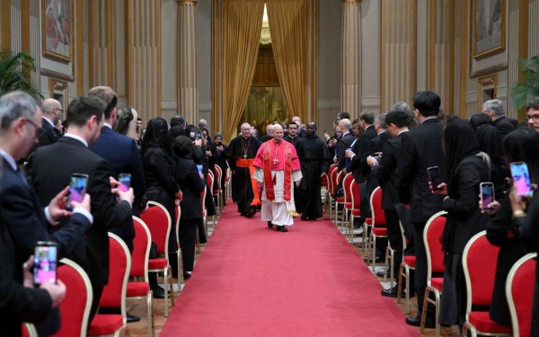 El Papa León XIV saluda a embajadores y otros representantes diplomáticos ante la Santa Sede en la Sala de las Bendiciones del Palacio Apostólico el 9 de enero de 2026. Crédito: Vatican Media.