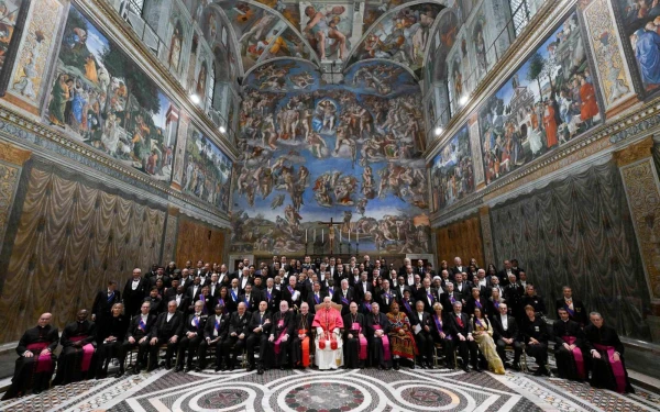 El Papa León XIV posa con embajadores y otros representantes diplomáticos ante la Santa Sede en la Capilla Sixtina el 9 de enero de 2026. Crédito: Vatican Media.