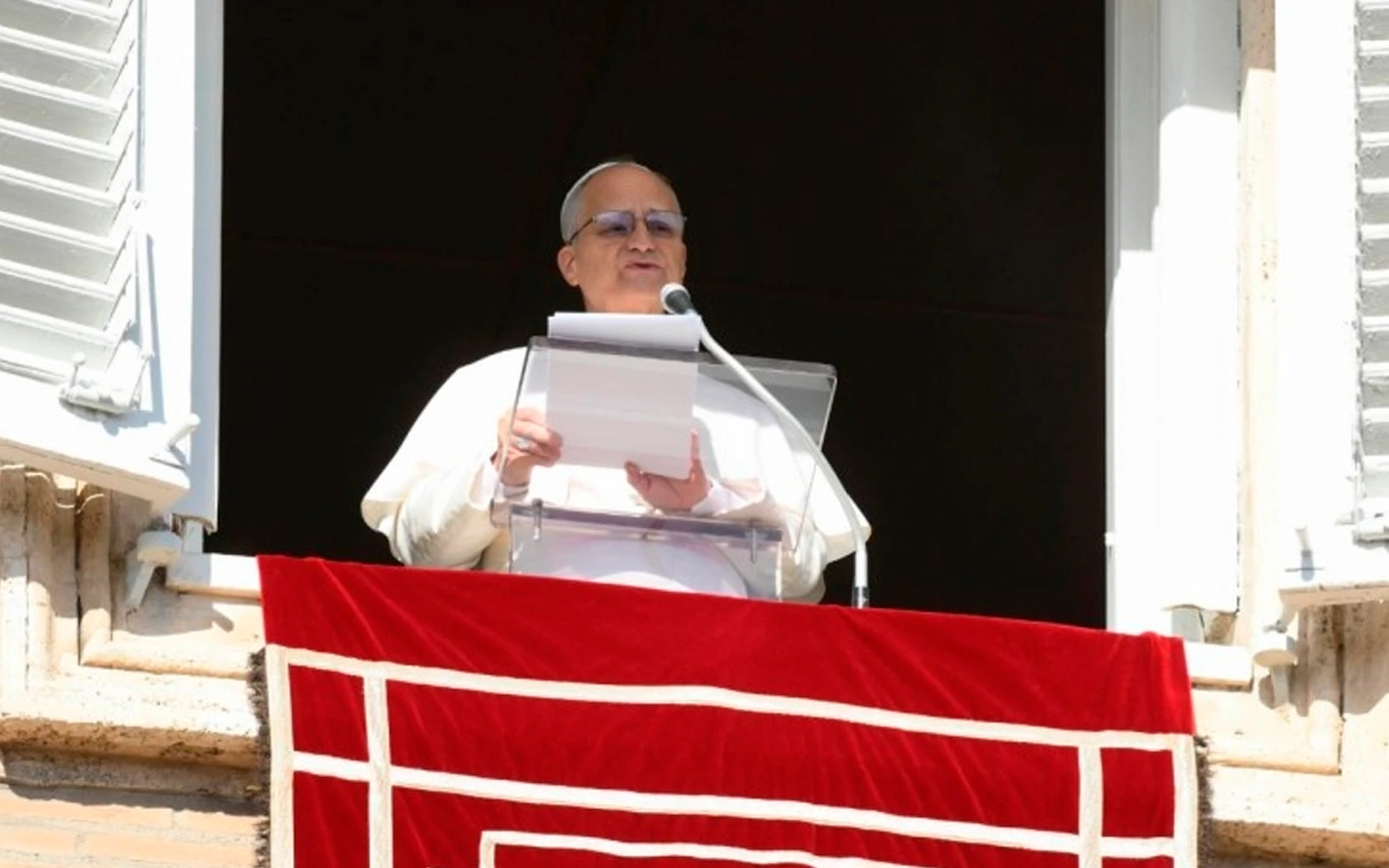 El Papa León XIV dirige su reflexión a los fieles desde el balcón del Palacio Apostólico el 25 de enero de 2026.?w=200&h=150