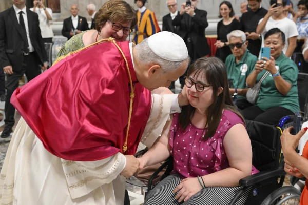 El Papa León XIV se acerca a una de las asistentes a la vigilia de oración. Crédito: Vatican Media.