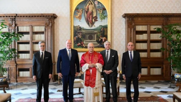 Foto conclusiva de la audiencia del Papa León XIV con el Príncipe Alberto II de Mónaco. Crédito: Vatican Media.