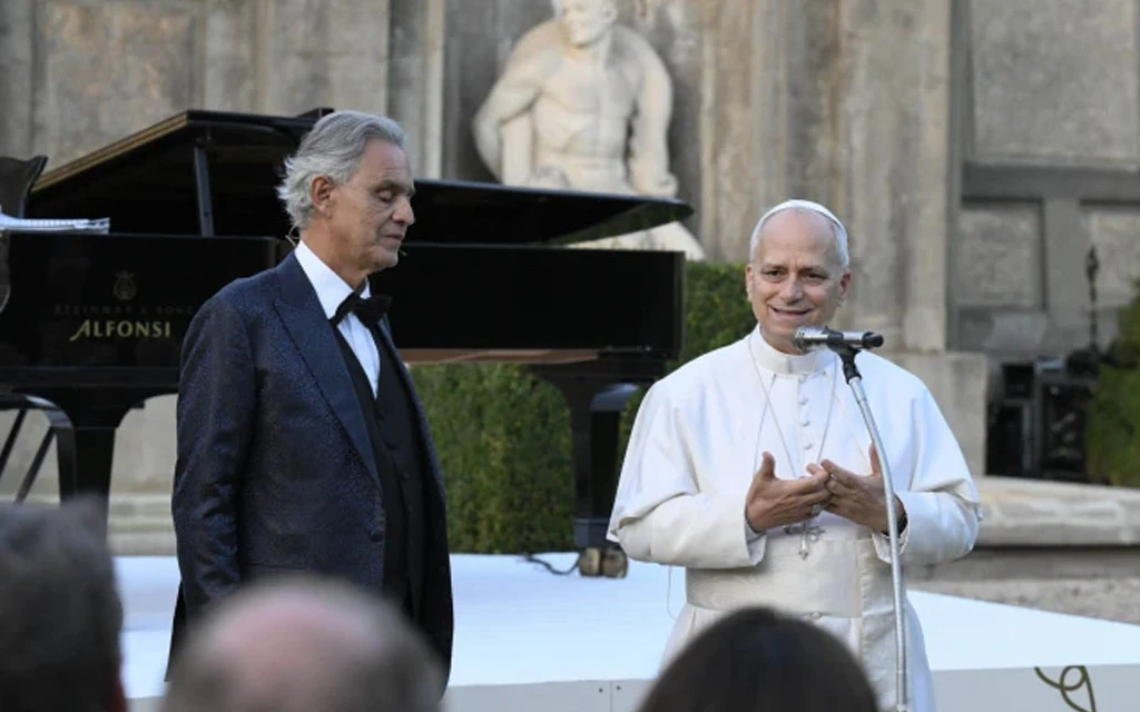 El Papa León XIV y el tenor italiano Andrea Bocelli en la inauguración de la villa ecológica Laudato Si', este viernes en Castel Gandolfo.?w=200&h=150