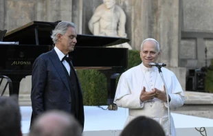 El Papa León XIV y el tenor italiano Andrea Bocelli en la inauguración de la villa ecológica Laudato Si', este viernes en Castel Gandolfo. Crédito: Vatican Media.