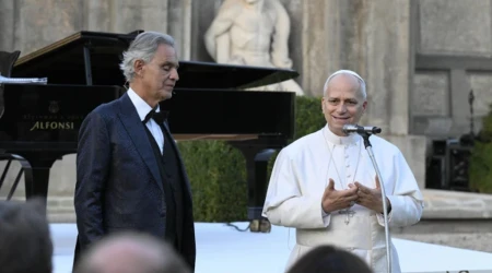 El Papa León XIV y el tenor italiano Andrea Bocelli en la inauguración de la villa ecológica Laudato Si'. 05092025