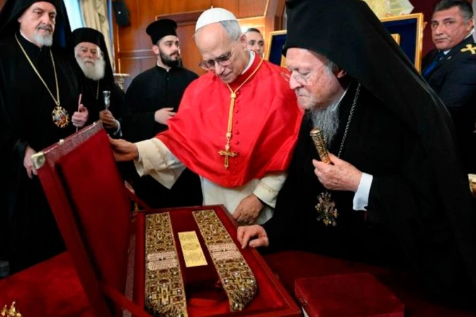 El Papa León XIV y el patriarca ortodoxo Bartolomé.