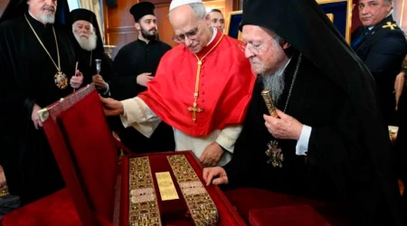 El Papa León XIV y el patriarca ortodoxo Bartolomé.