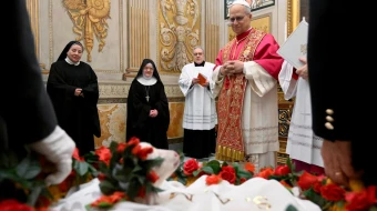 El Papa León XIV recibe dos corderos en el Vaticano por la fiesta de Santa Inés.