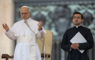 El Papa León XIV con el P. Edgar Rimaycuna en la primera audiencia general del Santo Padre en el Vaticano, el 21 de mayo de 2025. Crédito: Daniel Ibáñez / EWTN News.