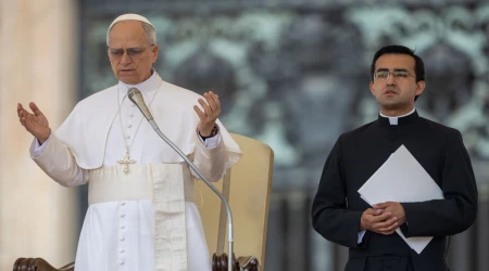 El Papa León XIV con el P. Edgar Rimaycuna en la primera audiencia general del Santo Padre en el Vaticano. 04092025
