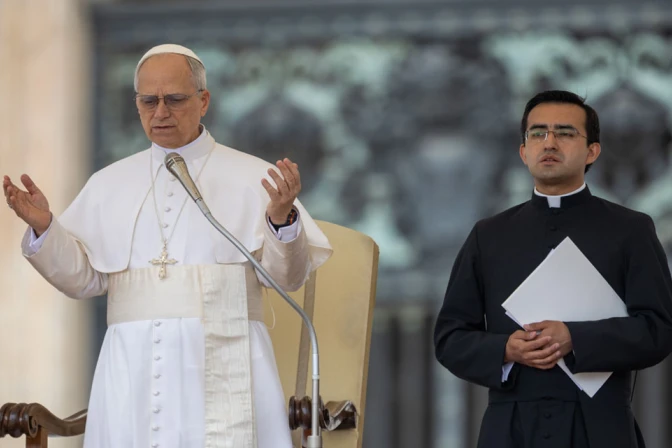 El Papa León XIV con el P. Edgar Rimaycuna en la primera audiencia general del Santo Padre en el Vaticano. 04092025