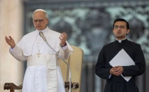 El Papa León XIV con el P. Edgar Rimaycuna en la primera audiencia general del Santo Padre en el Vaticano, el 21 de mayo de 2025.