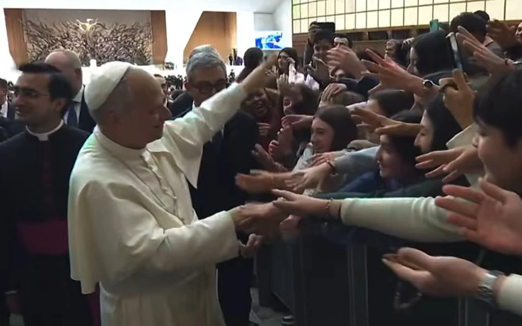 El Papa León XIV saluda a algunos jóvenes de Roma en el Aula Pablo VI en el Vaticano este sábado 10 de enero.?w=200&h=150