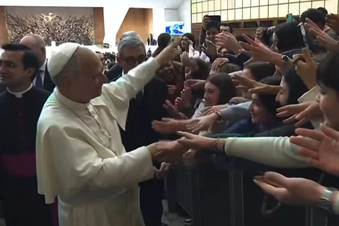 El Papa León XIV saluda a algunos jóvenes de Roma en el Aula Pablo VI en el Vaticano.