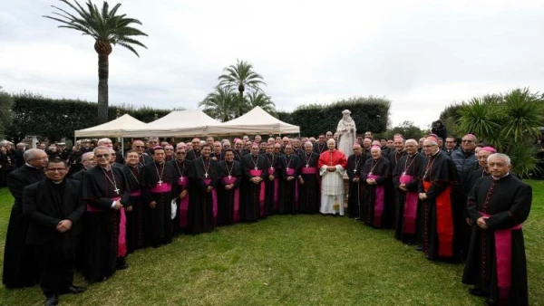 La imagen de Santa Rosa de Lima, el Papa León y los obispos del Perú. Crédito: Vatican Media.