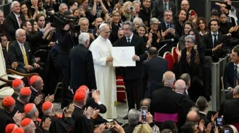 El Papa León XIV entrega el Premio Ratzinger al director de orquesta italiano Riccardo Muti.