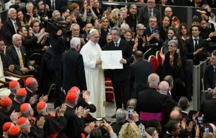 El Papa León XIV entrega el Premio Ratzinger al director de orquesta italiano Riccardo Muti. Crédito: Vatican Media.