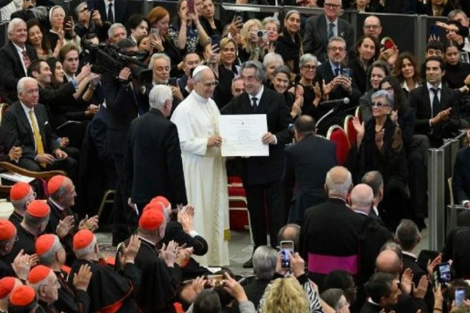 El Papa León XIV entrega el Premio Ratzinger al director de orquesta italiano Riccardo Muti.