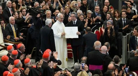 El Papa León XIV entrega el Premio Ratzinger al director de orquesta italiano Riccardo Muti.