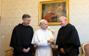 El Papa León XIV recibe la medalla de San Agustín. Crédito: Augustinian Province of Saint Thomas of Villanova