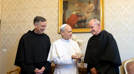 El Papa León XIV recibe la medalla de San Agustín.