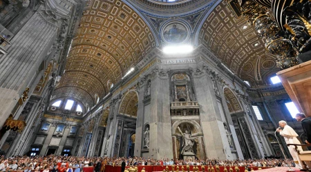 León XIV saluda a los fieles