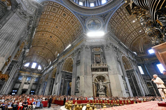 León XIV saluda a los fieles