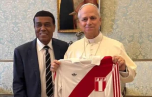 El Papa León XIV recibió en el Vaticano la camiseta histórica de Perú 1978 de manos de Teófilo Cubillas. Crédito: Nene Cubillas