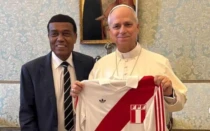 El Papa León XIV recibió en el Vaticano la camiseta histórica de Perú 1978 de manos de Teófilo Cubillas.
