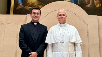 El P. Edgard Iván Rimaycuna Inga y el Papa León XIV.