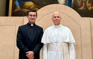 El P. Edgard Iván Rimaycuna Inga y el Papa León XIV. Crédito: Cortesía de Diócesis de Chiclayo.