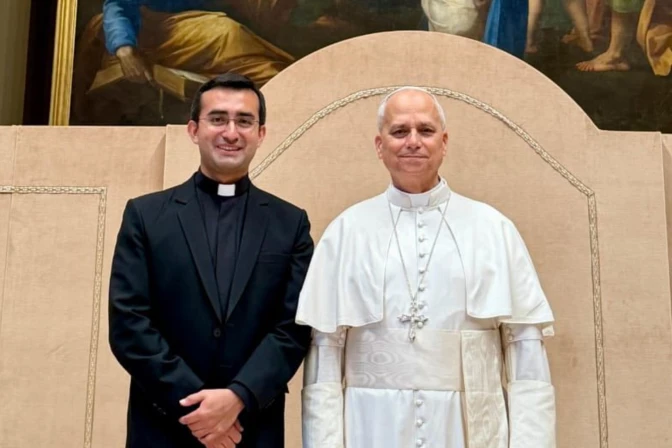 P. Edgard Iván Rimaycuna Inga y el Papa León XIV.