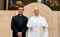 El P. Edgard Iván Rimaycuna Inga y el Papa León XIV.