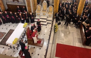 El Papa León XIV ora con obispos, sacerdotes, diáconos, consagrados y agente de pastoral en Estambul. | Crédito: Vatican Media