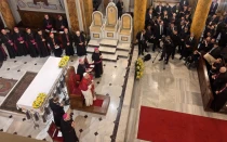 El Papa León XIV ora con obispos, sacerdotes, diáconos, consagrados y agente de pastoral en Estambul. |