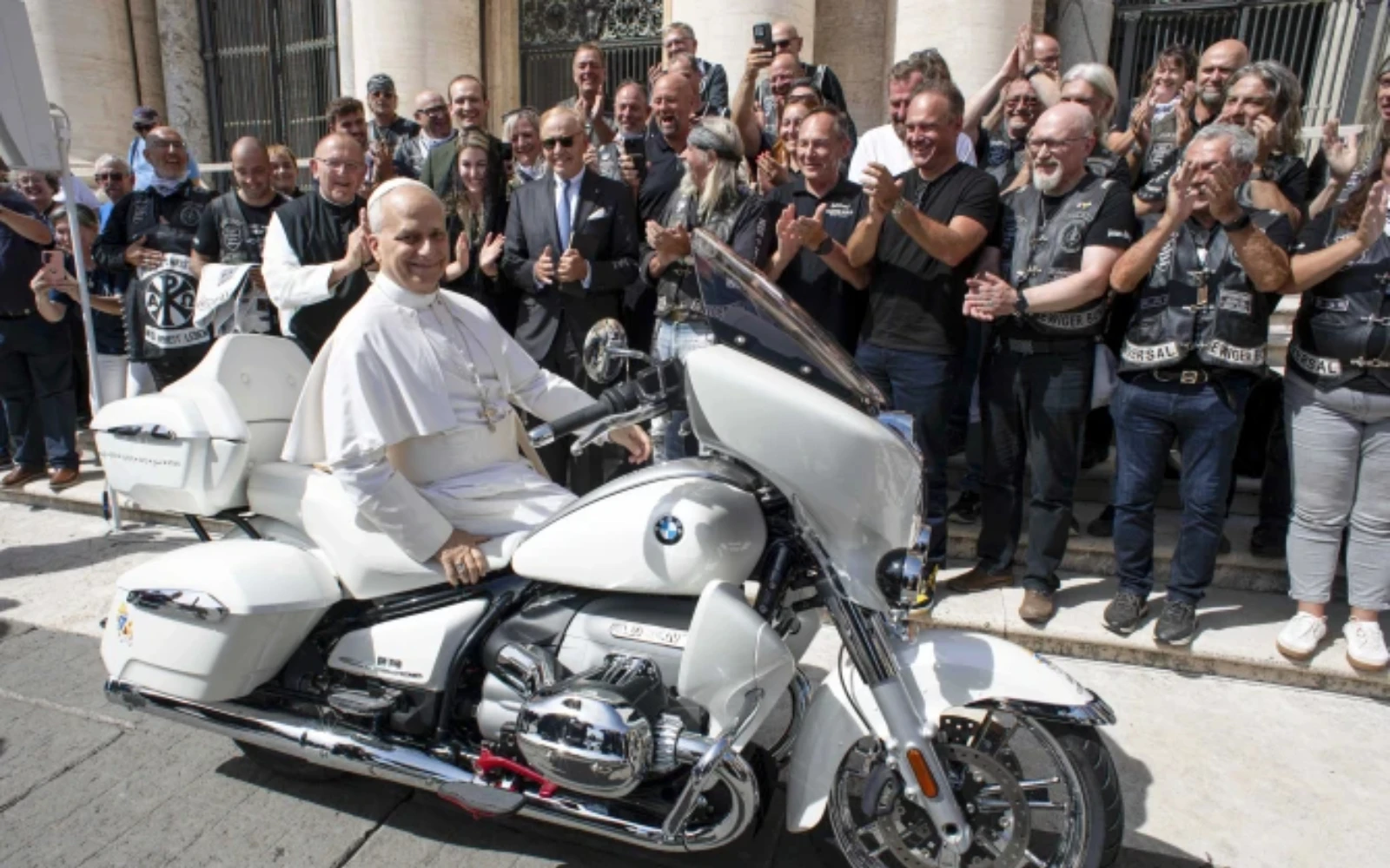 El Papa León XIV posa en una motocicleta papal BMW R 18 personalizada que le regalaron los Christian Jesus Bikers en el Vaticano, el miércoles 3 de septiembre de 2025.?w=200&h=150