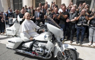 El Papa León XIV posa en una motocicleta papal BMW R 18 personalizada que le regalaron los Christian Jesus Bikers en el Vaticano, el miércoles 3 de septiembre de 2025. Crédito: Vatican Media