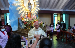 Mons. Robert Prevost —hoy Papa León XIV— frente a la imagen del Divino Niño de la parroquia Santa María Magdalena en Ciudad Eten, en la Diócesis de Chiclayo, en el norte del Perú. Crédito: Diócesis de Chiclayo
