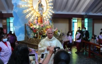 Mons. Robert Prevost —hoy Papa León XIV— frente a la imagen del Divino Niño de la parroquia Santa María Magdalena en Ciudad Eten, en la Diócesis de Chiclayo, en el norte del Perú.