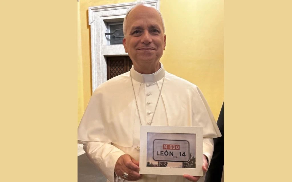 Un sacerdote español regaló al Papa León XIV la foto de una señal de tráfico?w=200&h=150