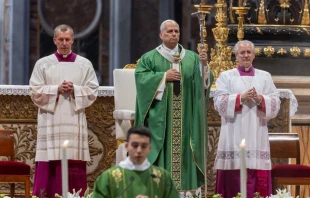 El Papa durante la Misa en la basílica de San Pedro del Vaticano Crédito: Daniel Ibañez/ EWTN News