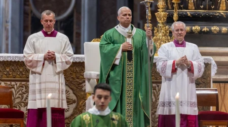 El Papa durante la Misa en la basílica de San Pedro del Vaticano