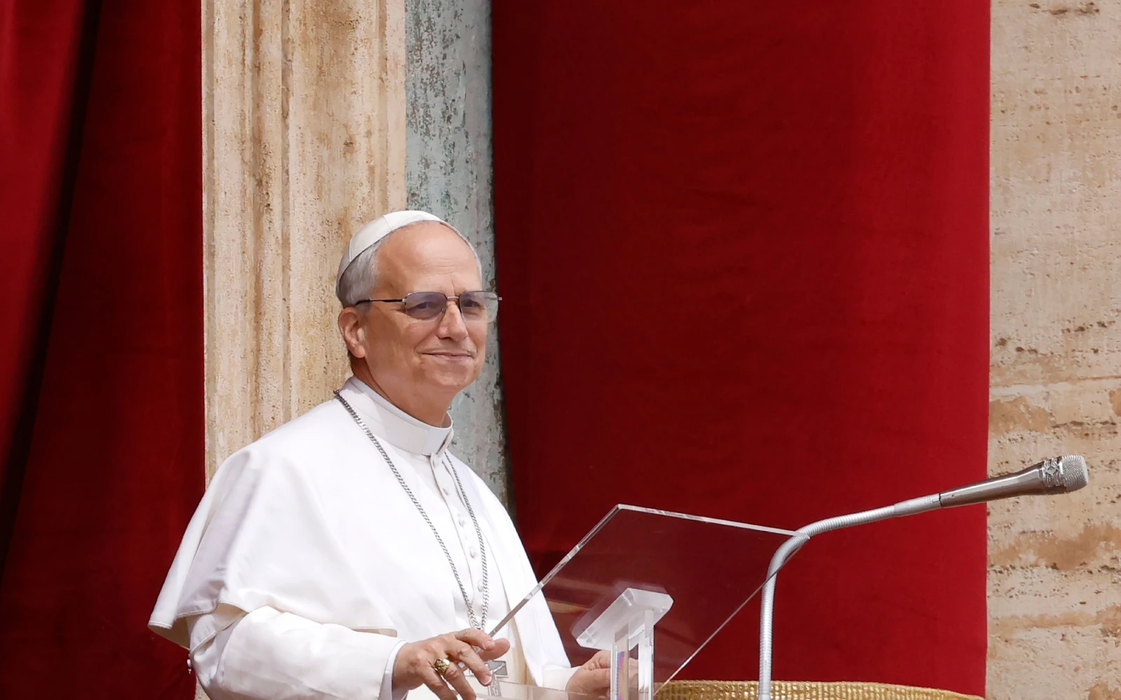 El Papa León XIV dirige su primera oración dominical del Regina Cali desde el balcón central de la Basílica de San Pedro, 11 de mayo de 2025.?w=200&h=150