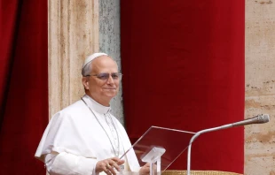 El Papa León XIV dirige su primera oración dominical del Regina Cali desde el balcón central de la Basílica de San Pedro, 11 de mayo de 2025. Crédito: Riccardo De Luca - Update - Shutterstock