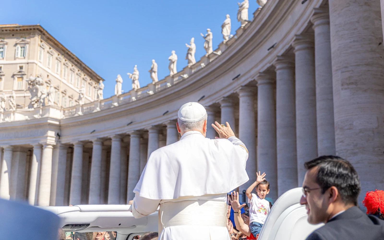 León XIV de espaldas, en la Plaza de San Pedro.?w=200&h=150