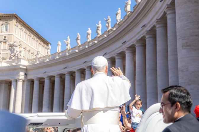 León XIV de espaldas