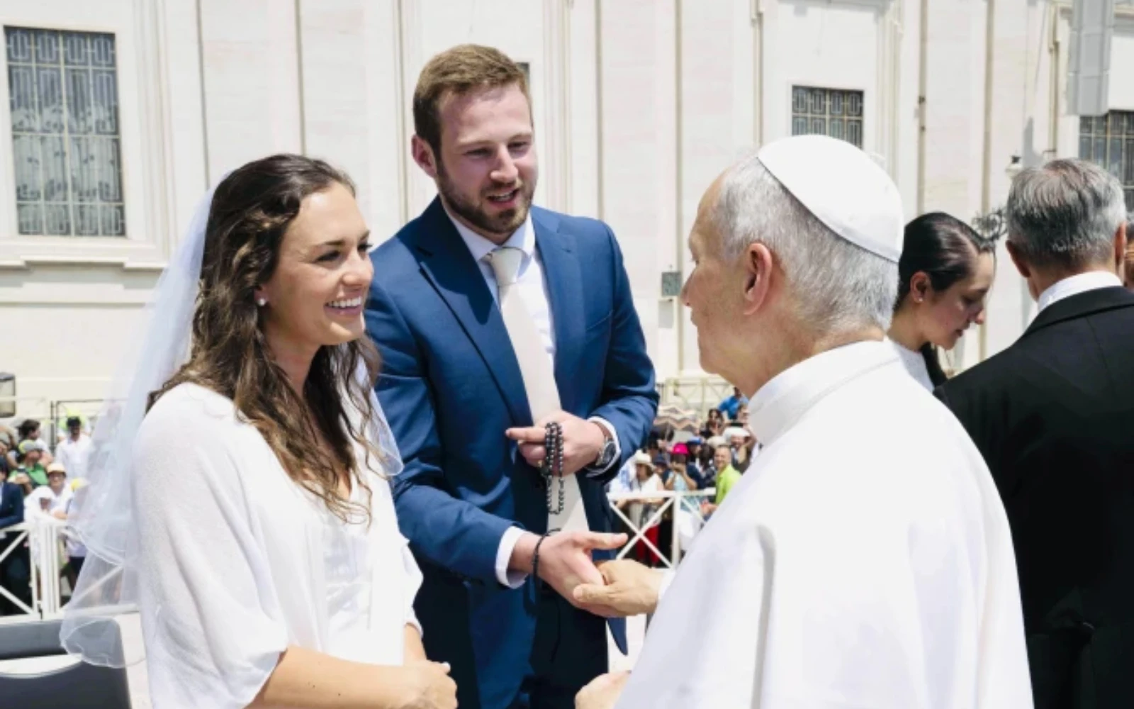 Los recién casados ​​Anna y Cole Stevens se reúnen con el papa León XIV en la audiencia general en Roma el miércoles 11 de junio de 2025.?w=200&h=150